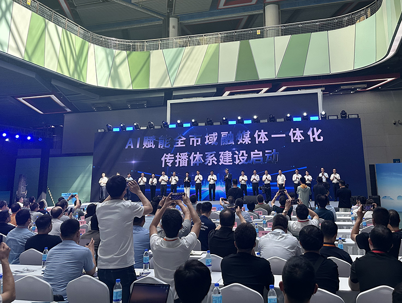 2025城市融媒体年会，陀螺仪轨道机器人 ST-2100实力出圈成现场焦点
